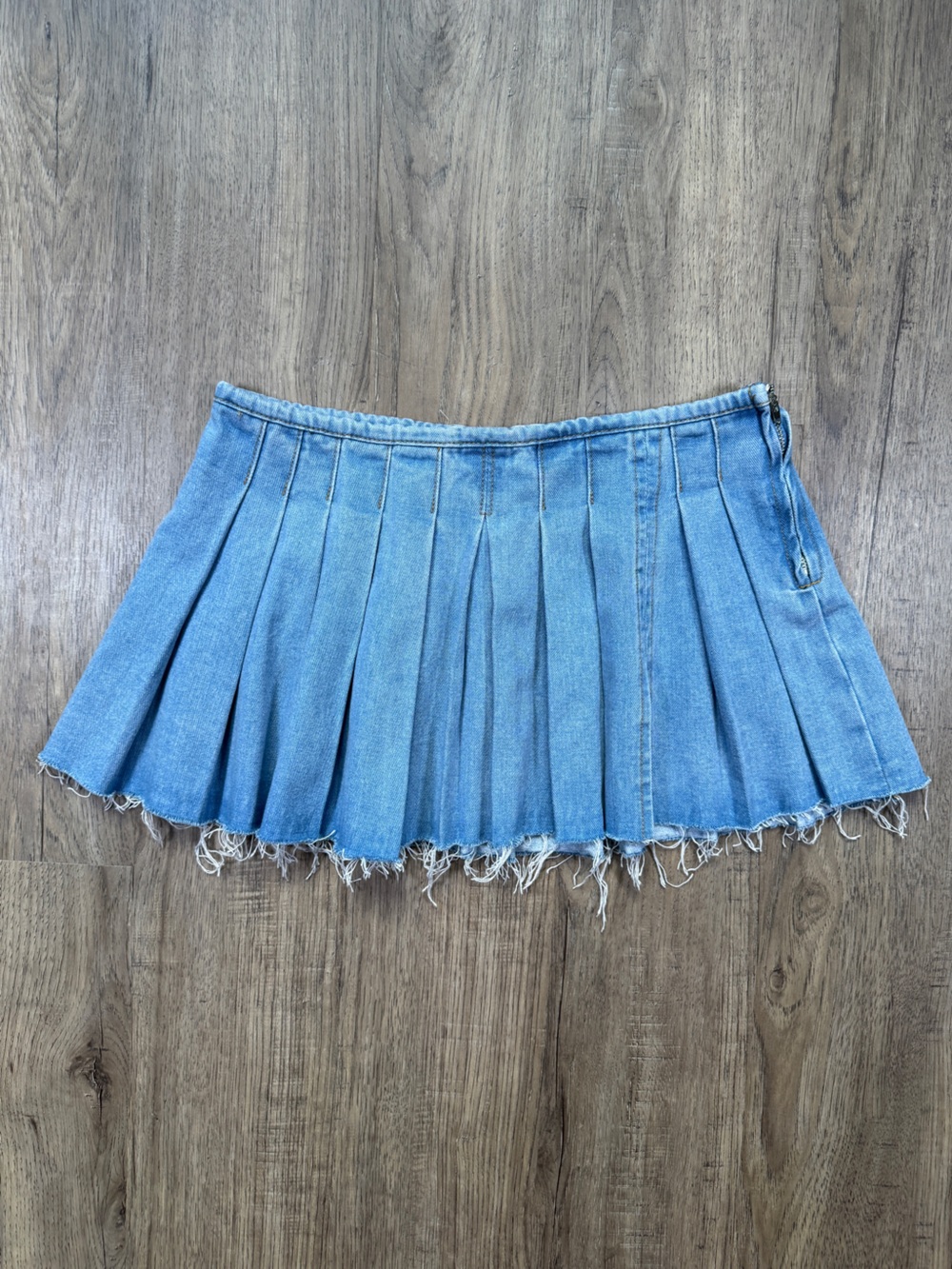 Hot & Delicious Y2K Pleated Denim Mini Skirt Frayed Hem Sz M
